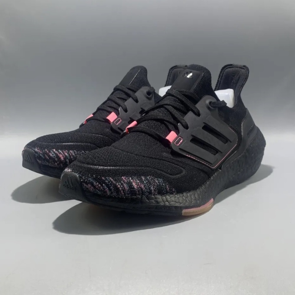 WMNS Adidas UltraBoost 22 size 9.5